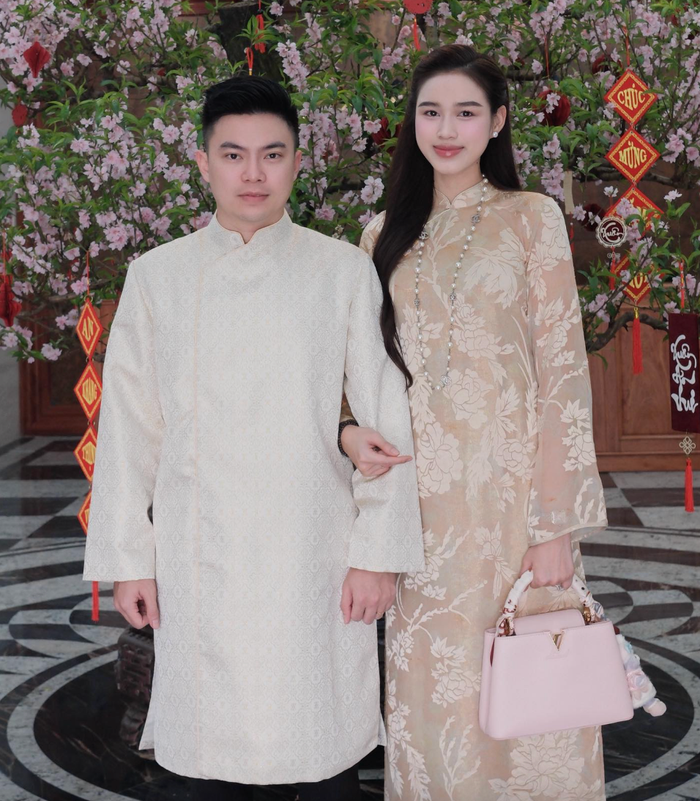 Đỗ Thị Hà diện áo dài chụp ảnh cùng ông xã vào dịp Tết vừa qua. Ảnh: FBNV