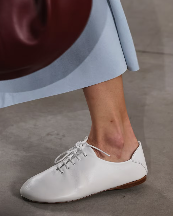 Xu hướng giày sneaker trắng mới nhất trong làng thời trang Ảnh 3