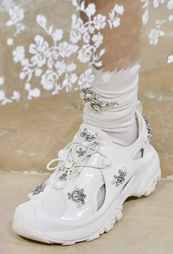 Xu hướng giày sneaker trắng mới nhất trong làng thời trang Ảnh 2