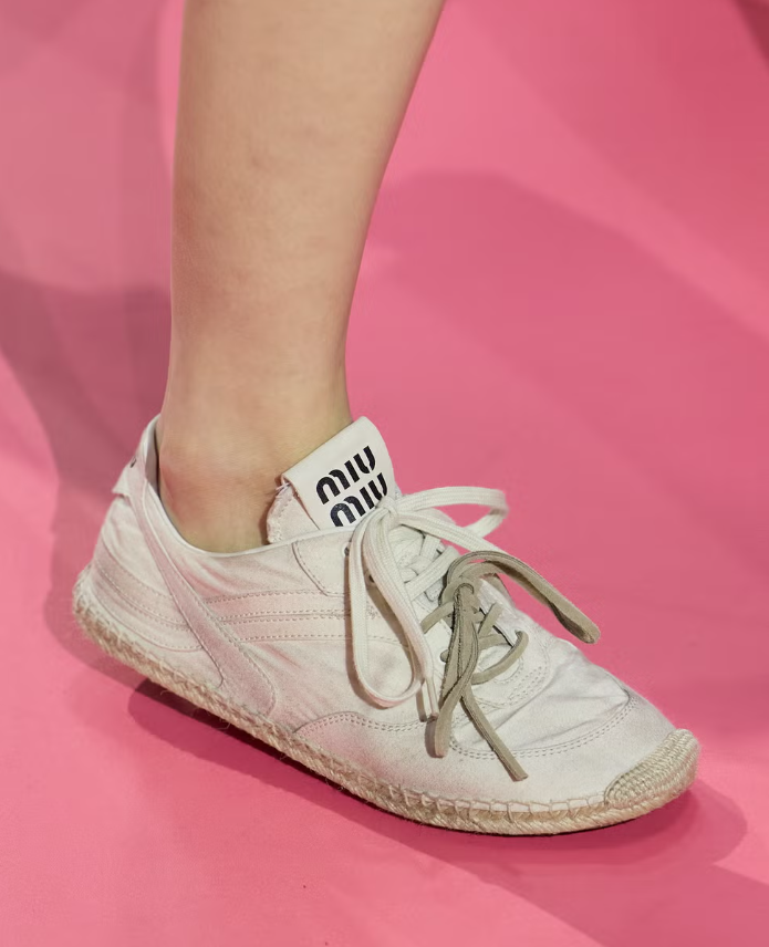 Xu hướng giày sneaker trắng mới nhất trong làng thời trang Ảnh 4