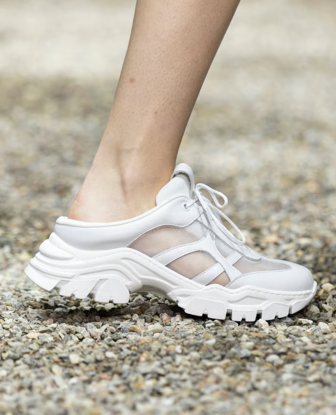 Xu hướng giày sneaker trắng mới nhất trong làng thời trang Ảnh 6