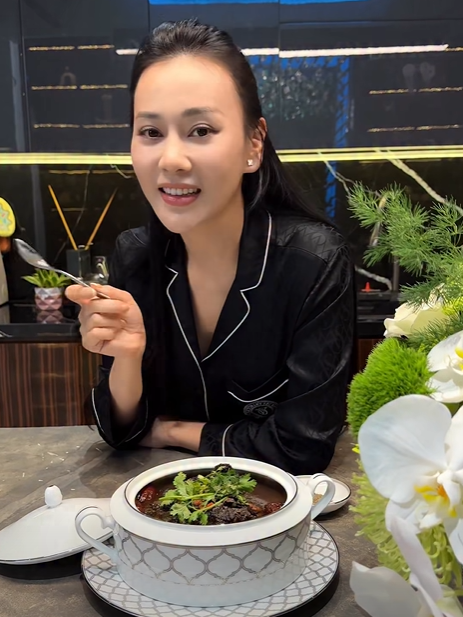 Phương Oanh xuất hiện với một vlog nấu ăn giản dị trong căn bếp quen thuộc.&nbsp;