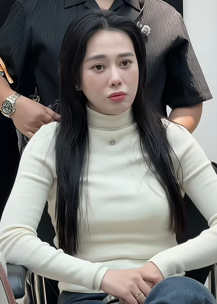 &nbsp;Tóc của Phương Oanh mỏng hơn đáng kể so với trước đây.&nbsp;