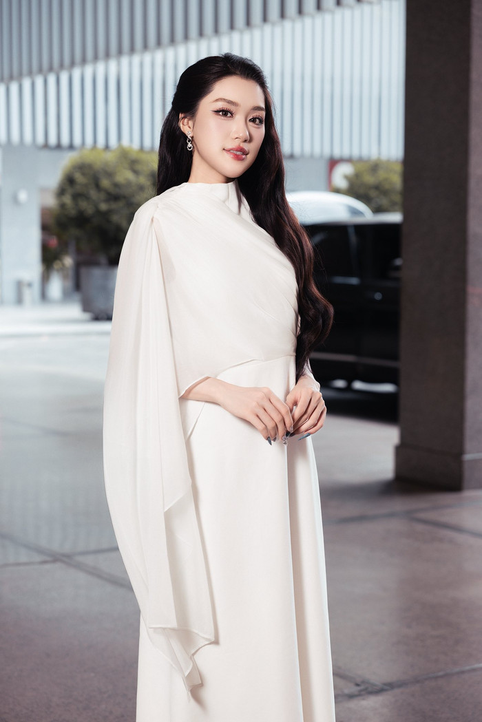 Phương Oanh tích cực ăn diện sau khi đăng quang. Ảnh: FBNV