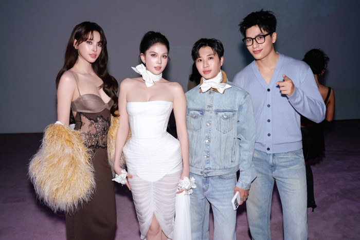 Ngọc Trinh thể hiện sự thân thiết khi chụp hình cùng Tiểu Vy, Quốc Anh trong chuyến công tác. Ảnh: FBNV