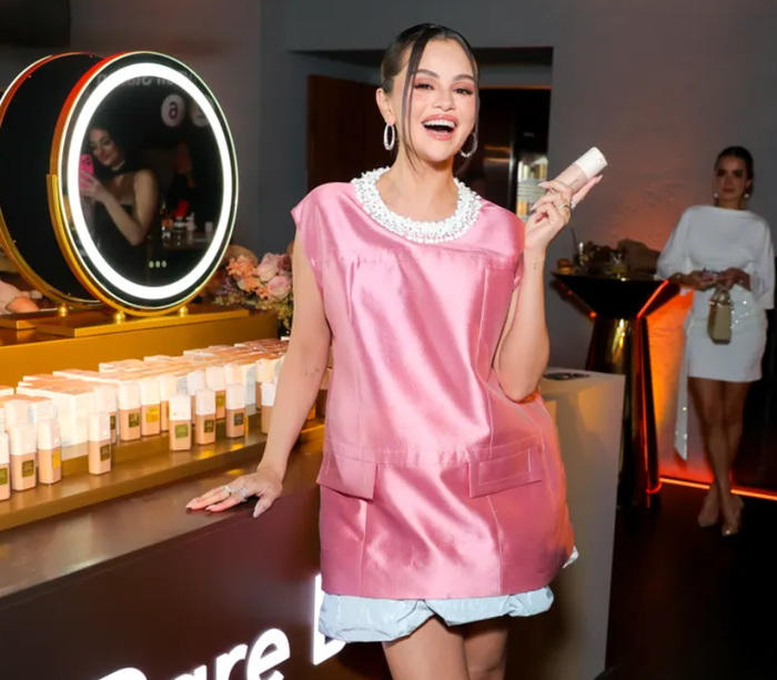 Selena Gomez mang đến phiên bản mới mẻ cho thiết kế váy caro quen thuộc bằng bảng màu nổi bật và chi tiết phá cách. Ảnh: Getty