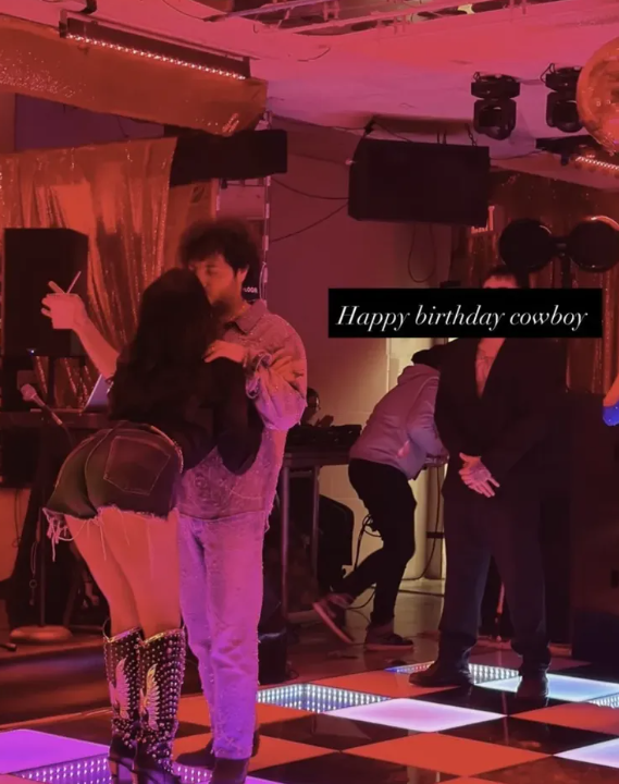 Selena Gomez chọn phối quần short Daisy Duke và đôi bốt cao bồi đính đá lấp lánh trong sinh nhật Benny Blanco. Ảnh: IGNV