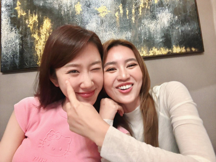 Thúy Ngân và Ninh Dương Lan Ngọc thoải mái chụp ảnh mỗi khi gặp nhau. Ảnh: FBNV