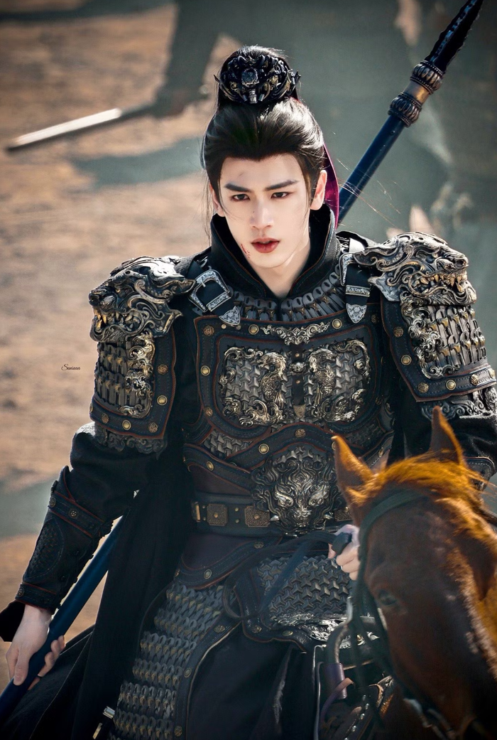 &nbsp;Trương Lăng Hách được cho là trang điểm quá đậm, trong tạo hình tướng quân cổ trang. - Ảnh: Sohu