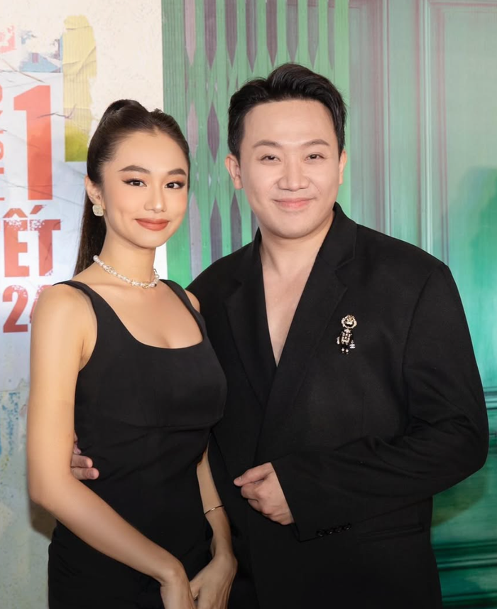 Ngân Hoà được Trấn Thành kêu gọi quyên góp trong thời gian chưa bệnh, cả hai tại buổi ra mắt phim Mai. - Ảnh: FBNV
