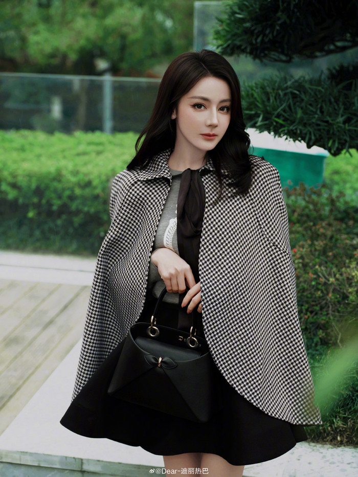 Địch Lệ Nhiệt Ba từng làm thêm công việc người mẫu để có thu nhập trang trải trong quá trình đi học xa nhà. Ảnh: Weibo