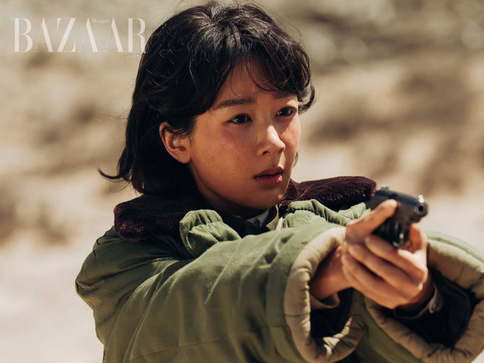 Dương Tử lăn xả hết mình với vai nữ cảnh sát trong dự án trọng điểm Cây Sinh Mệnh. - Ảnh: Harper's Bazaar