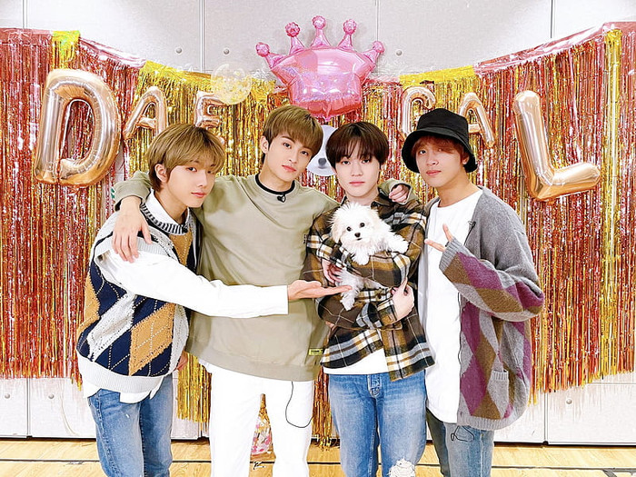 Chenle và Mark Lee cùng các thành viên NCT khác. (Ảnh: IGNV)