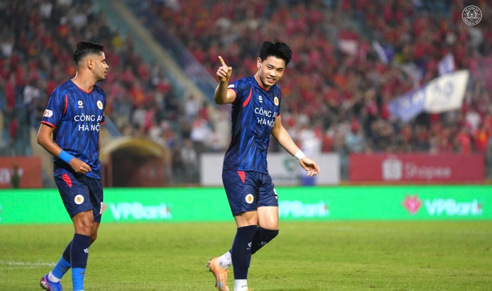 Đình Bắc đã có màn trình diễn xuất sắc nhất từ đầu mùa, góp công giúp CAHN đánh bại Đà Nẵng với tỷ số 5-1, qua đó xây chắc ngôi đầu bảng. Ảnh: CLB CAHN