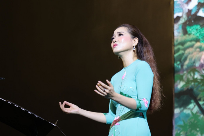 Lộ diện 'cao thủ' hát 'Viết tiếp câu chuyện hòa bình' khiến dân mạng bái phục Ảnh 4