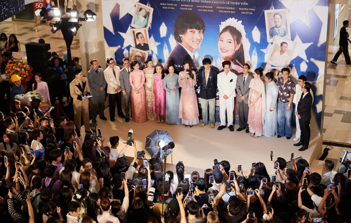 Dàn nghệ sĩ gạo cội đồng hành cùng Thiên Ân trong hành trình chinh phục mốc doanh thu khủng. - Ảnh: NSX