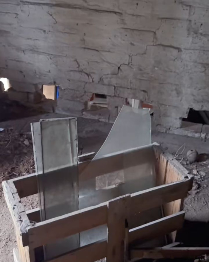 Cải tạo nhà cũ, cặp vợ chồng tá hỏa khi mở thùng gỗ giấu trên gác mái Ảnh 2