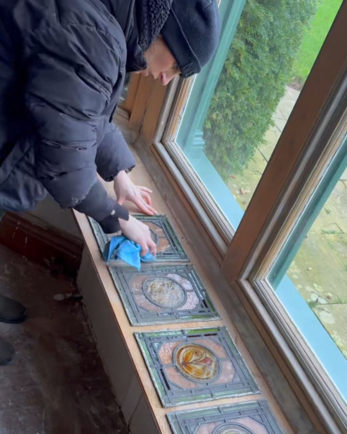 Cải tạo nhà cũ, cặp vợ chồng tá hỏa khi mở thùng gỗ giấu trên gác mái Ảnh 3