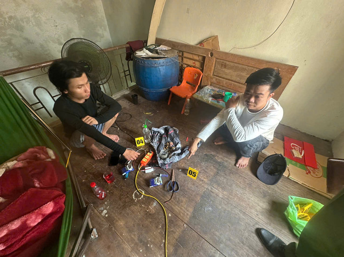 Đang chìm trong cơn 'thác loạn', 2 thanh niên bị Công an ập vào bắt quả tang Ảnh 1