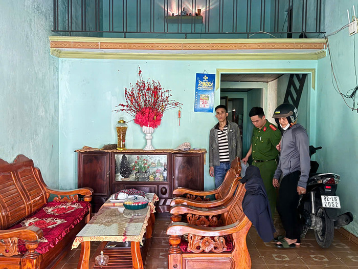 Đang chìm trong cơn 'thác loạn', 2 thanh niên bị Công an ập vào bắt quả tang Ảnh 2