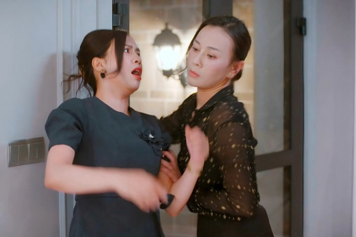 Phân đoạn gây chú ý của Trúc Mai và Phương Oanh trong bộ phim Gió Ngang Khoảng Trời Xanh.