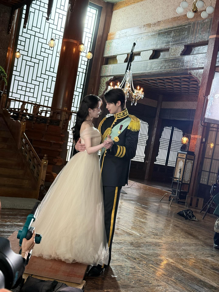 Khoảnh khắc tình từ của cả hai. (Ảnh: Byeon Woo Seok)