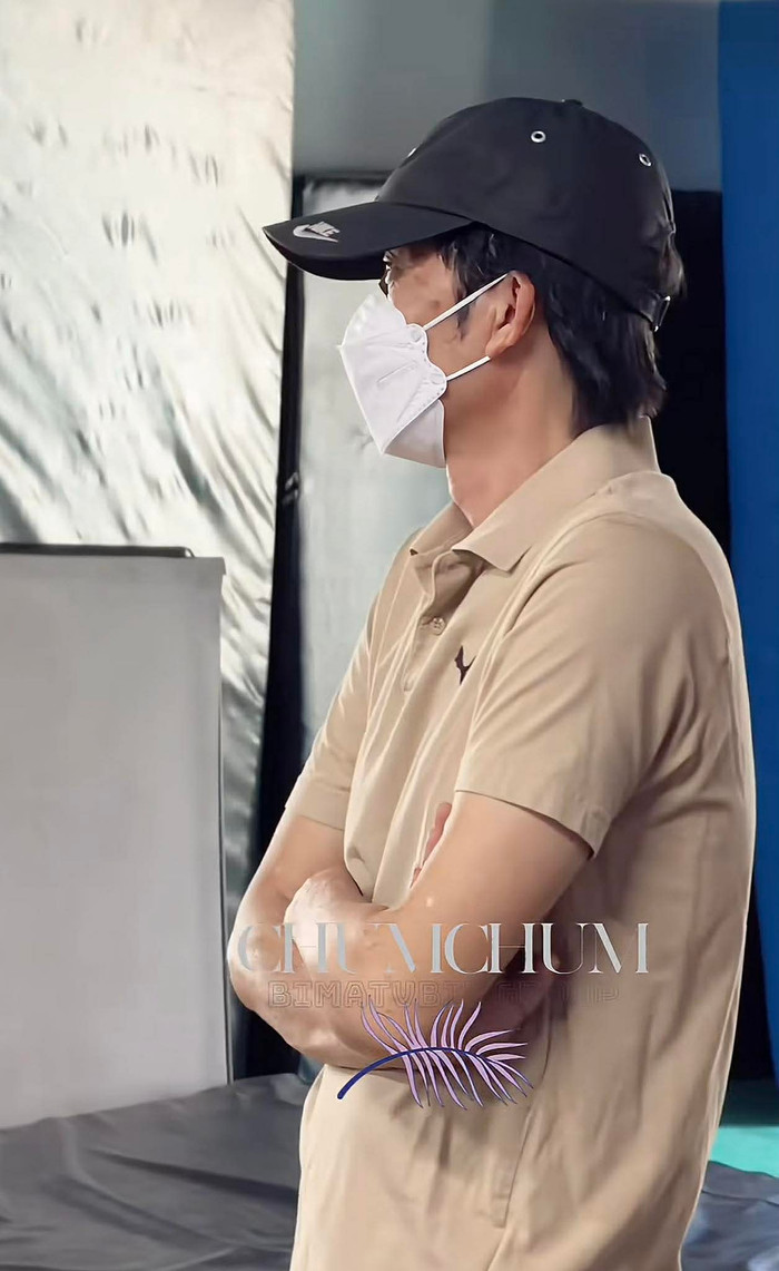 Nam nghệ sĩ ăn mặc giản dị, bịt kín mặt khi tham gia sự kiện. (Ảnh từ TikTok ChumChum)