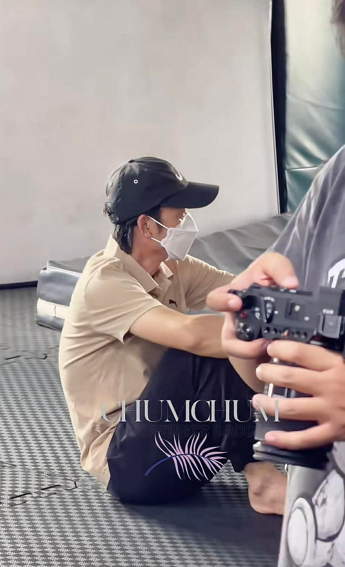 Hình ảnh gần gũi của Hoài Linh khi ủng hộ các đồng nghiệp trẻ. (Ảnh từ TikTok ChumChum)