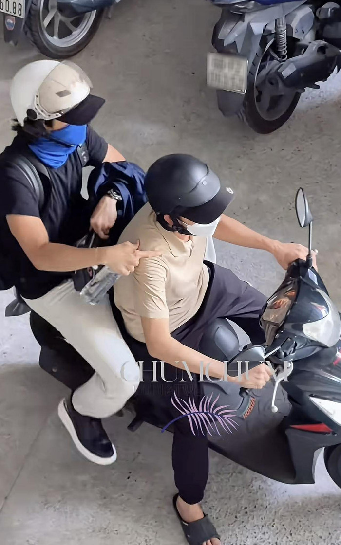 Nghệ sĩ Hoài Linh tự chạy xe máy đến tham dự sự kiện. (Ảnh từ TikTok ChumChum)