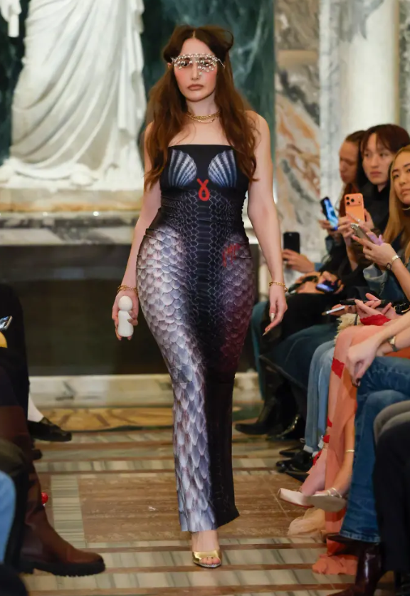 Chiếc váy in họa tiết vảy cá đã ra mắt tại Tuần lễ thời trang London hồi tháng 2. Ảnh: Estrop