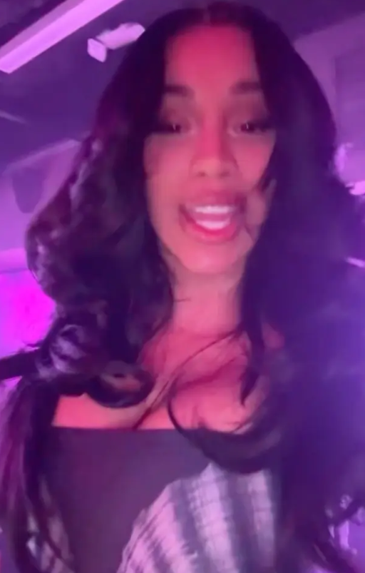 Video do người hâm mộ quay lại đã ghi lại cảnh Cardi B nhảy múa chân trần trên quầy bar. Ảnh: IGNV