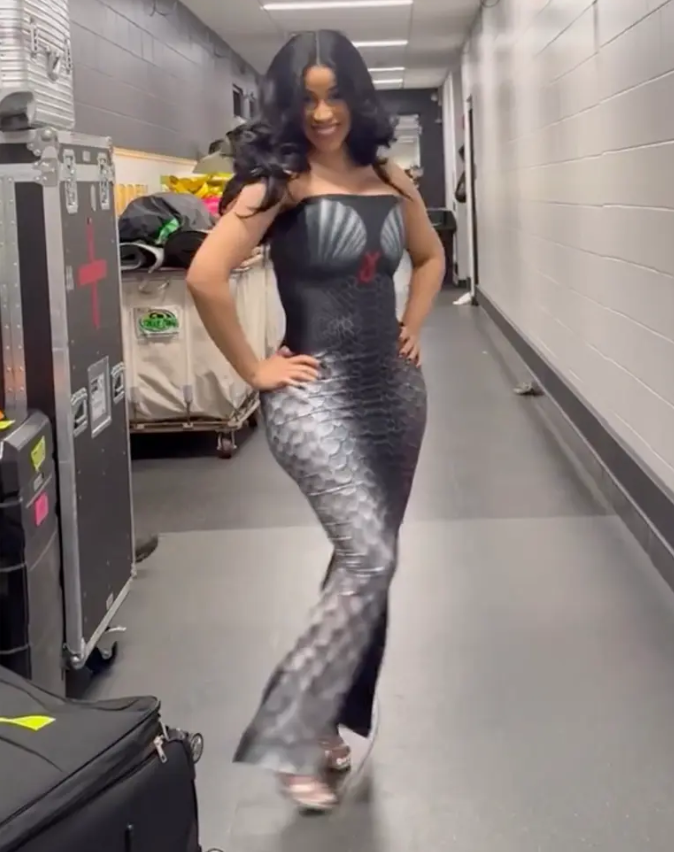 Cardi B diện chiếc váy dạ hội cúp ngực dáng đuôi cá của Di Petsa. Ảnh: IGNV