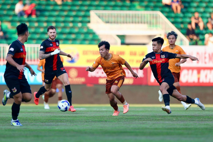 Thất bại 1-2 ngay trên sân nhà trước CLB Ninh Bình đã đẩy CLB HAGL vào tình thế đầy nguy hiểm trong cuộc đua trụ hạng. Ảnh: HAGL FC