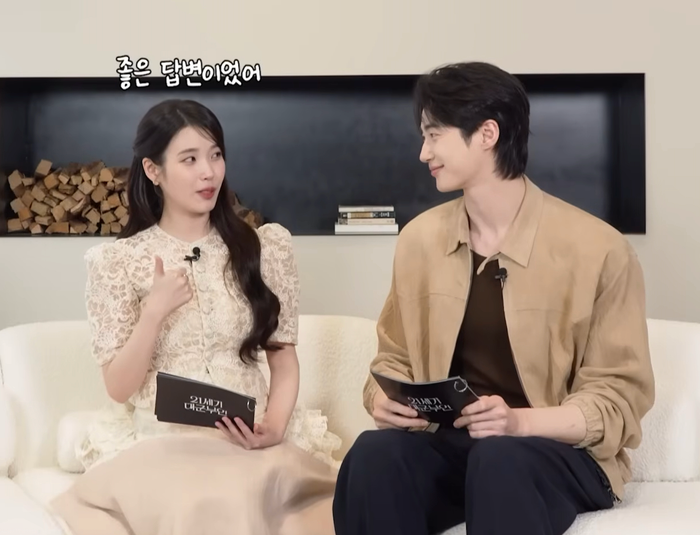 IU thể hiện sự cởi mở khi ở bên Byeon Woo Seok. Ảnh chụp màn hình