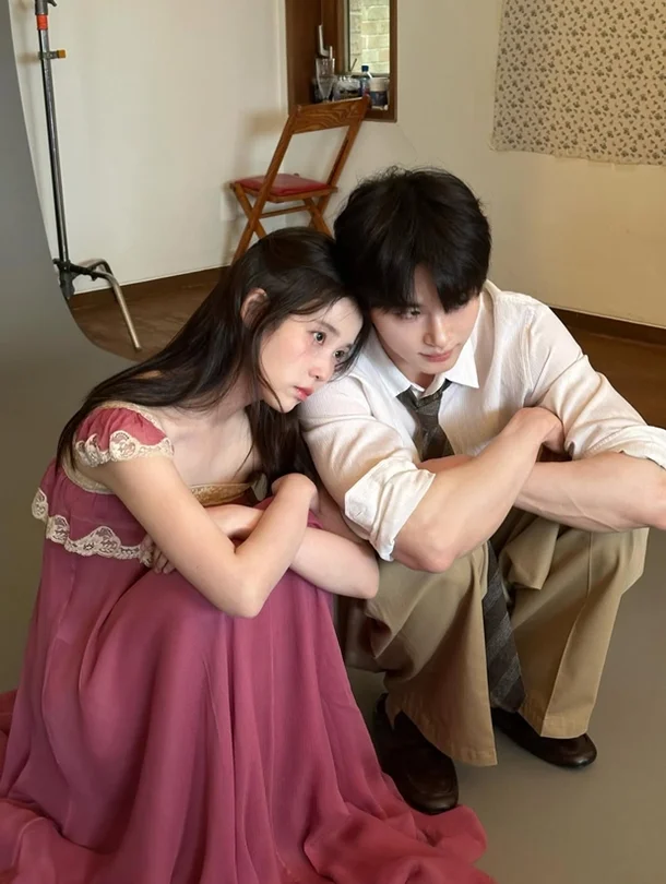 IU và Byeon Woo Seok thoải mái thể hiện mối quan hệ thân thiện, cởi mở ở hậu trường. Ảnh IGNV