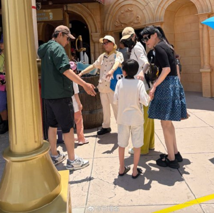 Đường Yên (mặc áo trắng), cùng La Tấn (mặc áo xanh) nhìn về phía con trai. Ảnh: Weibo