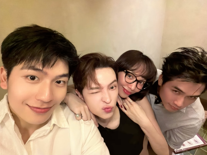 Tóc Tiên vui vẻ chụp hình cùng Quốc Anh, Keibin Lei và Võ Điền Gia Huy. Ảnh: IGNV