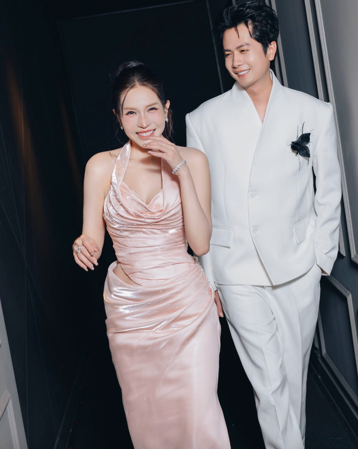 Khả Như cười tươi rói khi ở bên Huỳnh Phương. Ảnh: FBNV