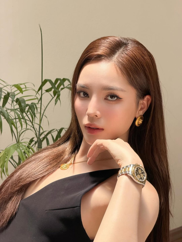 Chiếc đồng hồ đắt đỏ của Kỳ Duyên khiến netizen không thể rời mắt. Ảnh: IGNV