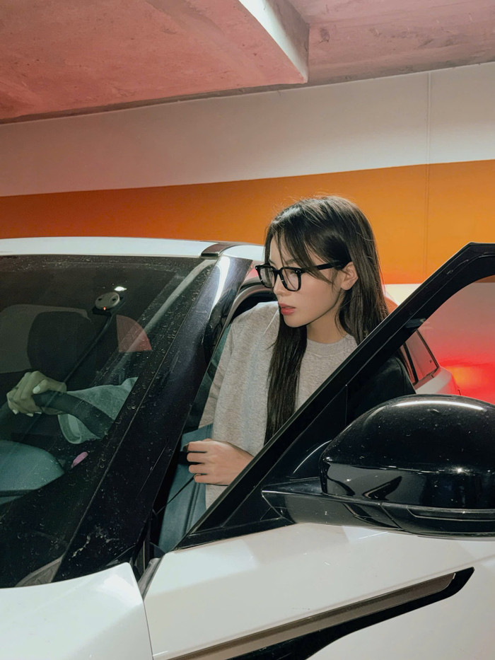 Kỳ Duyên thường tự lái xe sang khi cần di chuyển trong cuộc sống lẫn tham gia các lịch trình công việc. Ảnh: FBNV