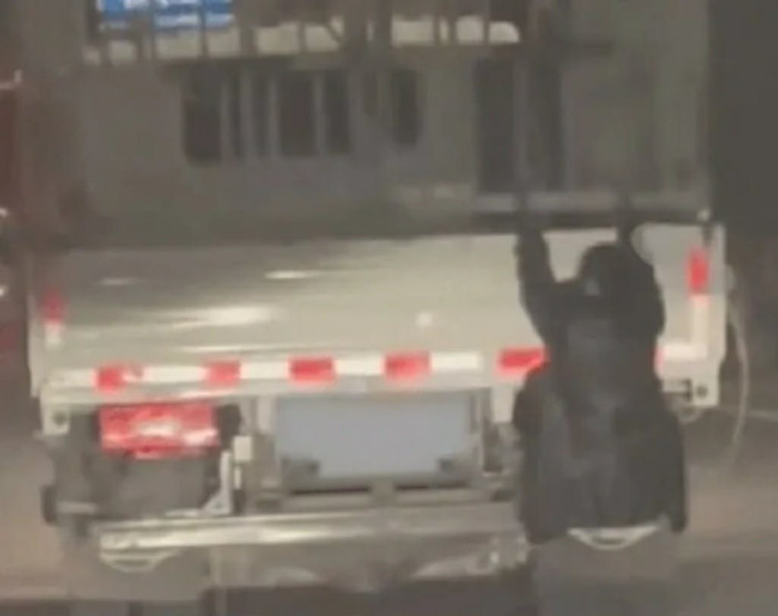 Người vợ 'đu càng' xe tải để bắt ghen chồng, cái kết gây sốc Ảnh 1