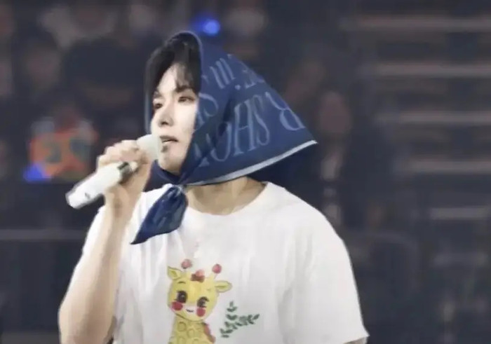 Nam ca sĩ đang giao lưu với khán giả thì lan can bất ngờ đổ sập, nhiều người bị thương Ảnh 4