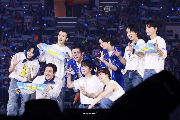 Nam ca sĩ đang giao lưu với khán giả thì lan can bất ngờ đổ sập, nhiều người bị thương Ảnh 5