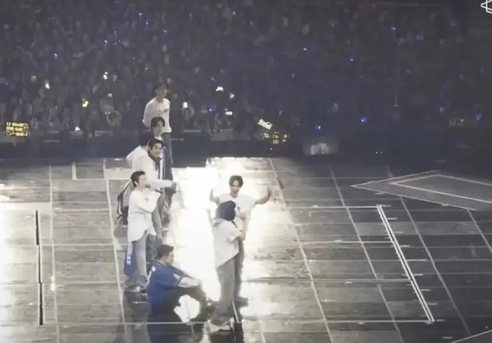 Nam ca sĩ đang giao lưu với khán giả thì lan can bất ngờ đổ sập, nhiều người bị thương Ảnh 2