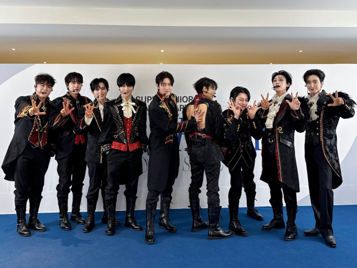 Nam ca sĩ đang giao lưu với khán giả thì lan can bất ngờ đổ sập, nhiều người bị thương Ảnh 1