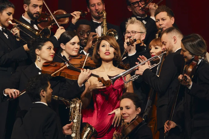 Bị bóp nghẹt bởi hãng đĩa, RAYE lật ngược thế cờ ngoạn mục Ảnh 2