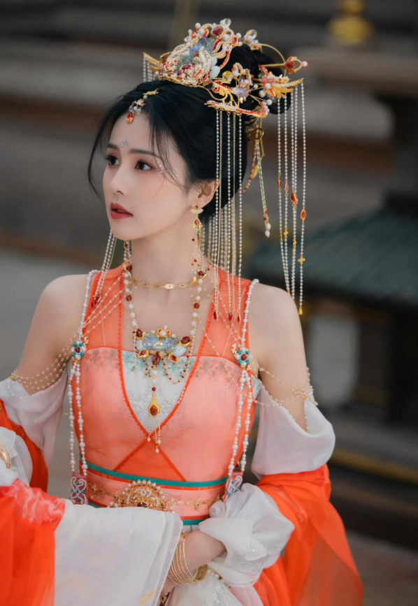 Bạch Lộc thăng hạng mạnh mẽ nhờ loạt dự án cổ trang chuyển thể đình đám