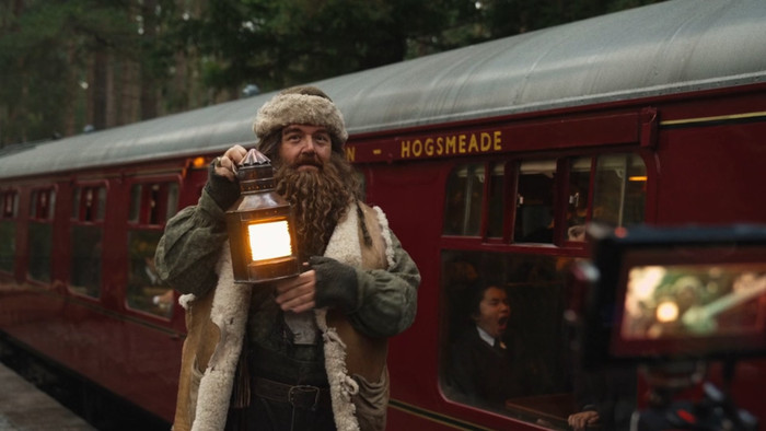 Phục trang và thiết kế bối cảnh được đầu tư kỹ lưỡng nhằm tạo nên một thế giới phù thủy có chiều sâu.