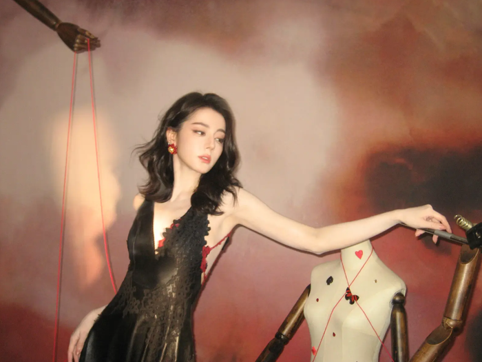 Giữa làn sóng tranh luận chưa có dấu hiệu hạ nhiệt quanh Bạch Nhật Đề Đăng, Địch Lệ Nhiệt Ba bất ngờ tung bộ ảnh mới