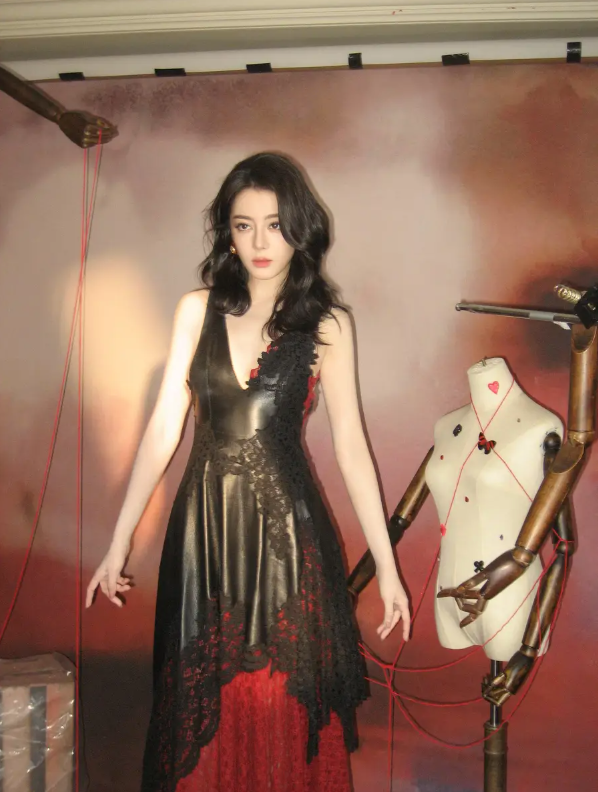 Dù bộ phim đang gây nhiều tranh cãi, thế nhưng sức hút của Địch Lệ Nhiệt Ba vẫn không hề giảm nhiệt.